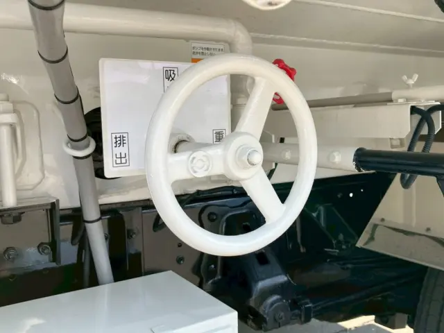 吸入・排出・重力の切り替えハンドルです。|日野 デュトロ 2WG-XZU701N(2WD)の写真20