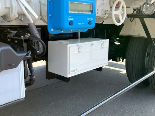 左側に工具箱があります。|日野 デュトロ 2WG-XZU701N(2WD)の写真35
