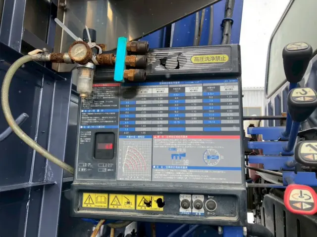 クレーンの操作パネルに穴があります。|三菱 スーパーグレート 2PG-FV70HZの写真22