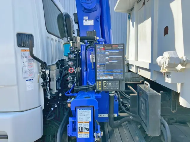 クレーンの操作レバーです。|三菱 ファイター 2KG-FK62F(2WD)の写真27