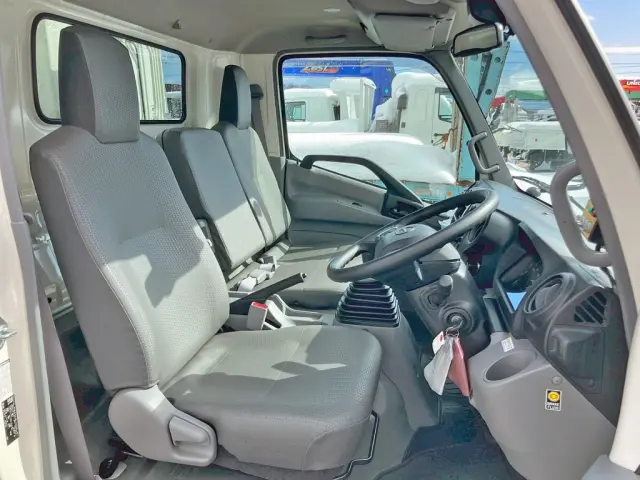 乗車定員は3名です。|日野 デュトロ 2KG-XZU712M(2WD)の写真7