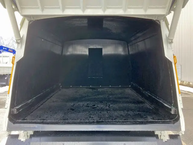 タンク内部の状態です。|日野 デュトロ 2KG-XZU712M(2WD)の写真10