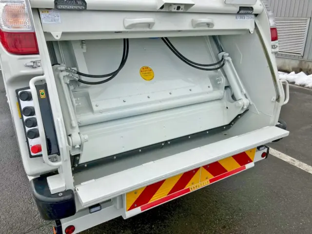 積み込み方式はプレス式です。|日野 デュトロ 2KG-XZU712M(2WD)の写真16