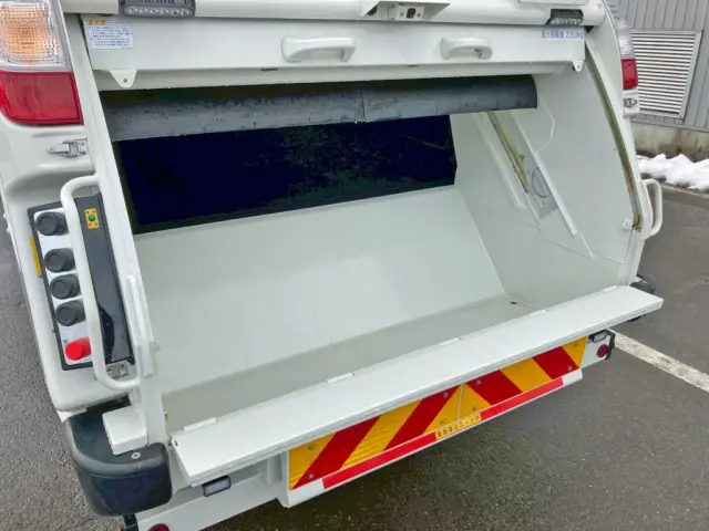積み込み方式はプレス式です。|日野 デュトロ 2KG-XZU712M(2WD)の写真17