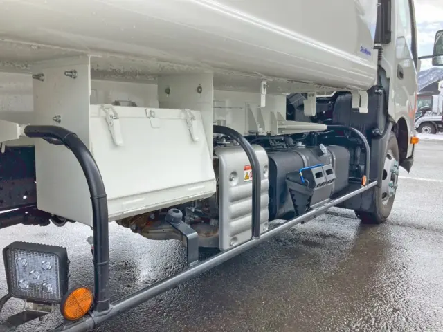 運転席側に工具箱が付いています。|日野 デュトロ 2KG-XZU712M(2WD)の写真22