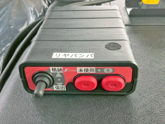 リヤバンパーの格納 ⇔ 張出スイッチです。|三菱 スーパーグレート 2PG-FV80VYの写真21