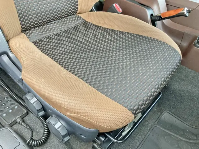 運転席座面にヘタリ・破れがあります。|日野 レンジャー 2PG-FE2ABGの写真8