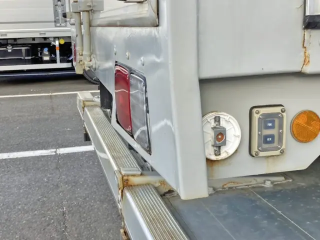 リヤレール運転席側に曲がりがあります。|日野 レンジャー 2PG-FE2ABGの写真24