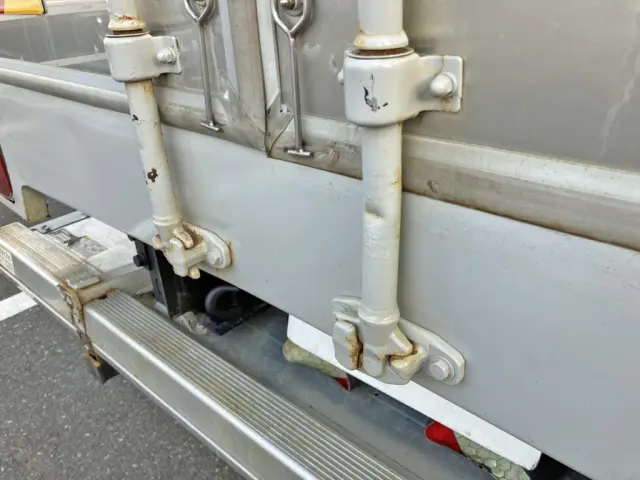 運転席側ハンマーロック下部にヘコミがあります。|日野 レンジャー 2PG-FE2ABGの写真25