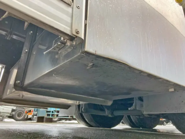りん木入れの運転席側下部に少々歪みがあります。|三菱 スーパーグレート 2PG-FU75HZの写真45