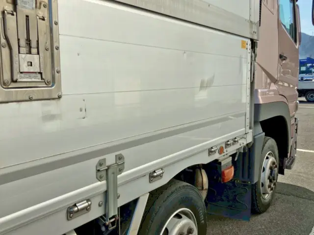 運転席側アオリ前方にキズ・ヘコミがあります。|三菱 スーパーグレート 2PG-FS74HZの写真19