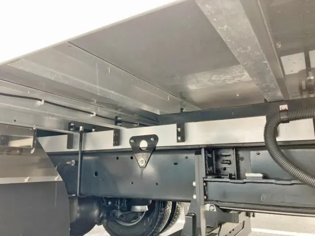 シャーシとネタの状態です。(縦ネタ・横ネタはアルミ製です)|日野 レンジャー 2KG-FD2ABG(2WD)の写真6