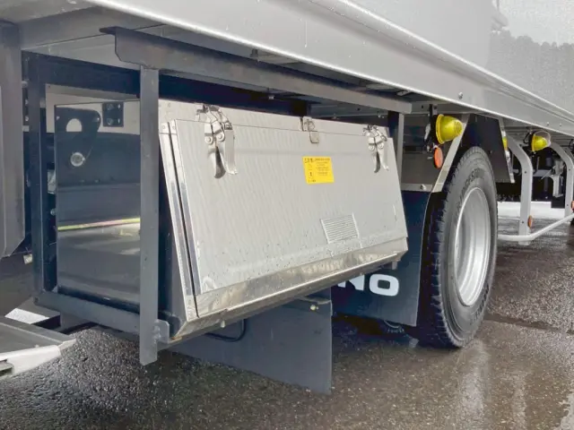 ボディー運転席側後方にステンレス製の工具箱が付いています。|日野 レンジャー 2KG-FD2ABG(2WD)の写真20