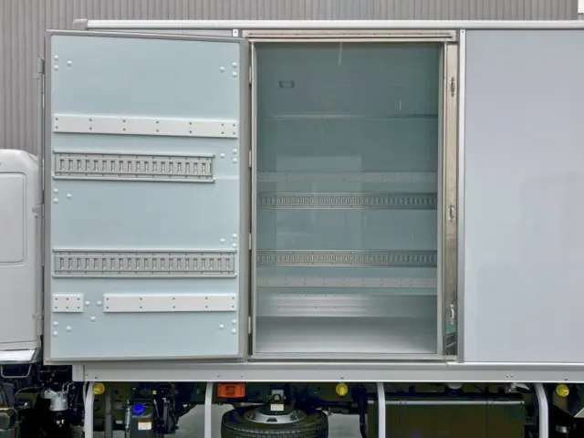 サイドドアを開いた状態です。(門口周りはステンレス製です)|日野 レンジャー 2KG-FD2ABG(2WD)の写真22