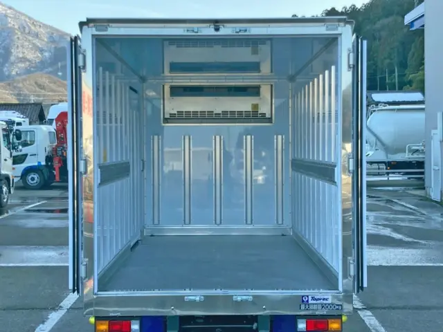 門口周りはステンレス製です。|三菱 キャンター 2RG-FBAV0(2WD)の写真12
