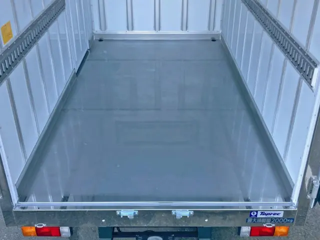 床はステンレス製です。|三菱 キャンター 2RG-FBAV0(2WD)の写真13