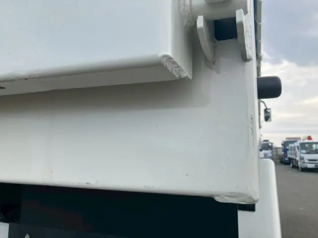運転席側後方ボディーにキズがあります。|三菱 スーパーグレート 2PG-FV80HXの写真14