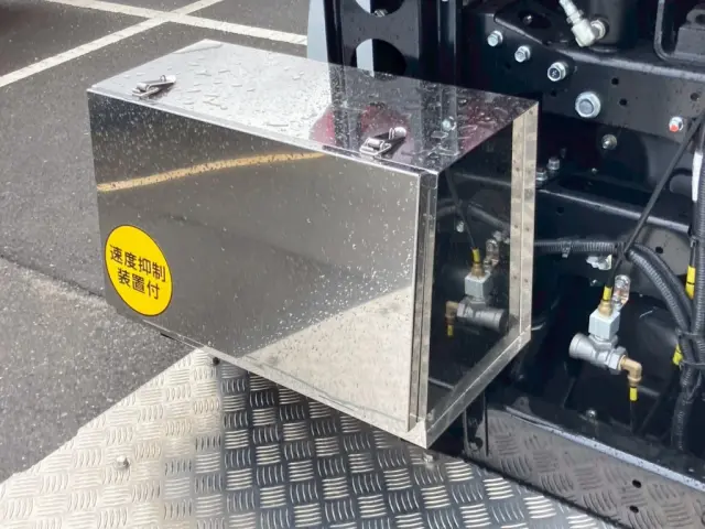 踊り場前方助手席側にステンレス製の工具箱が付いています。|三菱 スーパーグレート 2RG-FP84VERの写真10