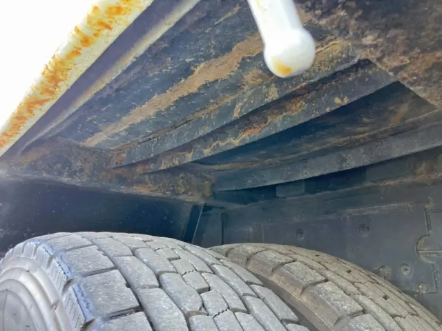 助手席側2軸目上部の補助縦ネタに曲がりがあります。|三菱 ファイター QDG-FQ62Fの写真8