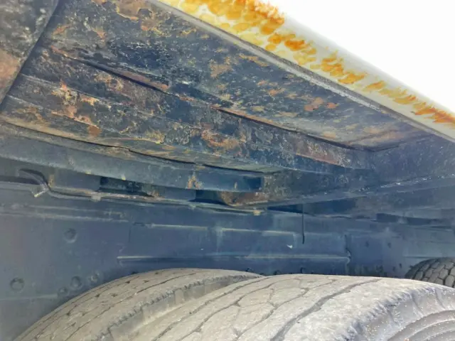 運転席側3軸目上部の補助縦ネタに曲がりがあります。|三菱 ファイター QDG-FQ62Fの写真9