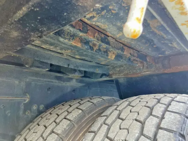 運転席側2軸目上部の補助縦ネタに曲がりがあります。|三菱 ファイター QDG-FQ62Fの写真11