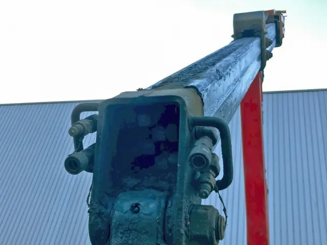 ブーム先端にローテーター 及び グラップル開閉の配管が来ています。|三菱 ファイター QDG-FQ62Fの写真19