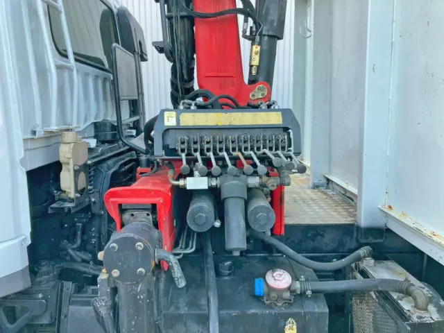 クレーン助手席側下部にクレーンの操作レバーが付いています。|三菱 ファイター QDG-FQ62Fの写真23