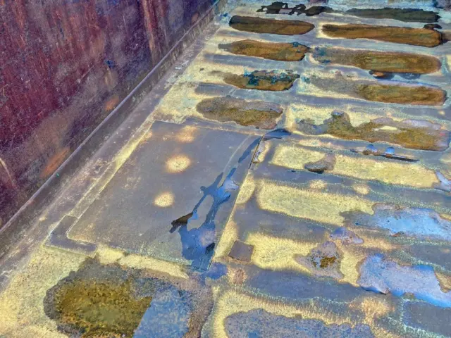 床板中央部助手席側にパッチ当て箇所があります。|三菱 ファイター QDG-FQ62Fの写真31