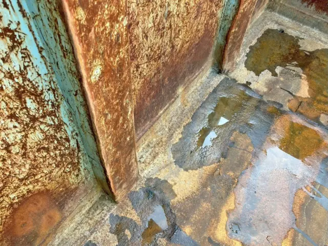 プロテクターの左右骨組み下部にヘコミがあります。|三菱 ファイター QDG-FQ62Fの写真34