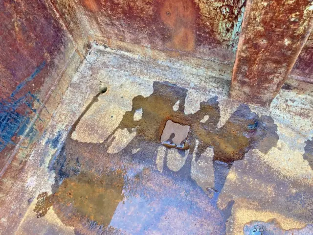 床板前方助手席側にパッチ当て箇所があります。|三菱 ファイター QDG-FQ62Fの写真35