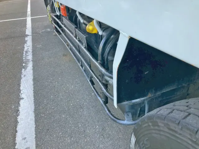 助手席側サイドバンパーに曲がりがあります。|三菱 ファイター QDG-FQ62Fの写真43