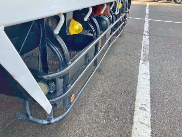 運転席側サイドバンパーに曲がりがあります。|三菱 ファイター QDG-FQ62Fの写真44