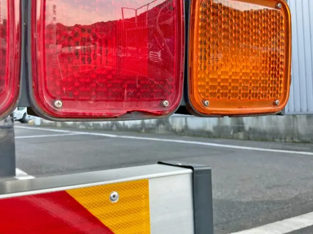 運転席側テールレンズに割れがあります。|三菱 ファイター QDG-FQ62Fの写真48