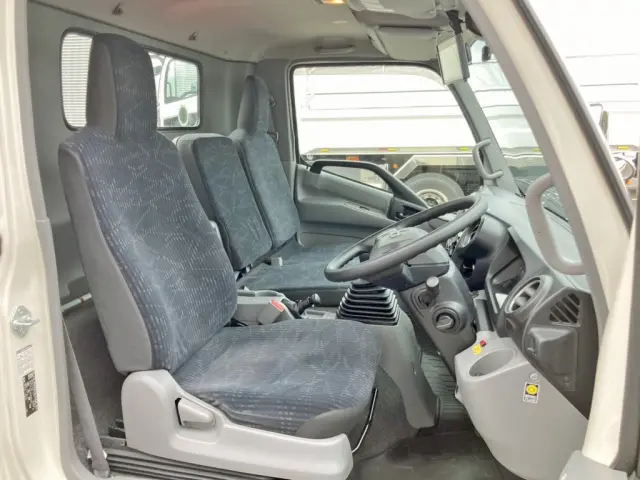乗車定員は3名です。|日野 デュトロ 2KG-XZU722M(2WD)の写真7