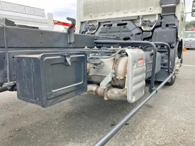 運転席側に工具箱が付いています。|日野 デュトロ 2KG-XZU722M(2WD)の写真15