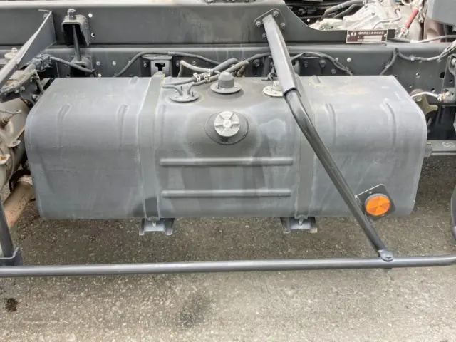 燃料タンクは100Lです。|日野 デュトロ 2KG-XZU722M(2WD)の写真23