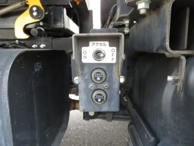 セーフティーの操作スイッチです。|日野 デュトロ 2KG-XZU700X(2WD)の写真30