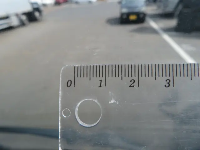 フロントガラス運転席側に小キズがあります。|日野 デュトロ 2KG-XZU700X(2WD)の写真31