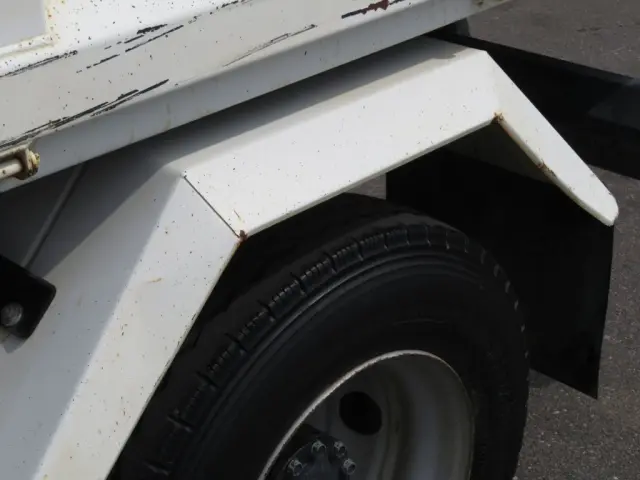 助手席側リアフェンダーに細かいサビがあります。|日野 デュトロ 2KG-XZU700X(2WD)の写真36