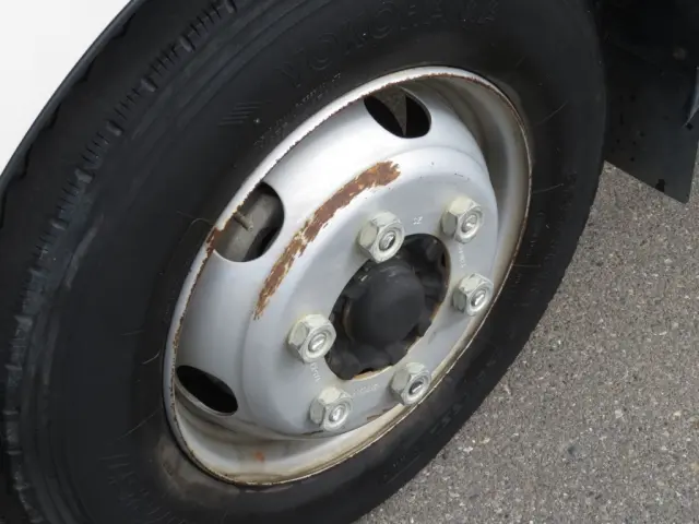 助手席側フロントホイールにキズ・サビがあります。|日野 デュトロ 2KG-XZU700X(2WD)の写真38