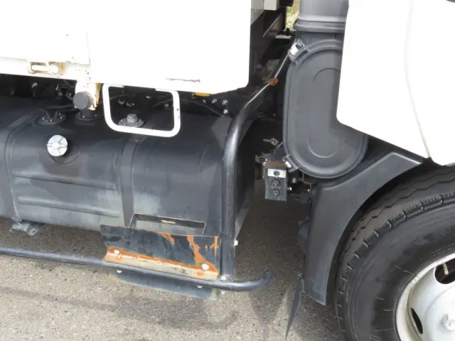 運転席側サイドバンパーステーに曲がりがあります。|日野 デュトロ 2KG-XZU700X(2WD)の写真45