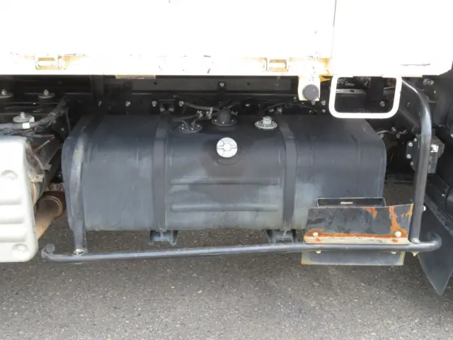 燃料タンクは100Lです。|日野 デュトロ 2KG-XZU700X(2WD)の写真51