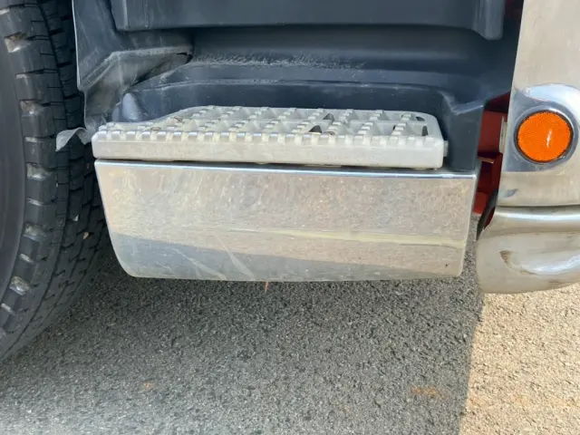 運転席側ステップカバーにキズがあります。|いすゞ ギガ QKG-CYZ77Aの写真32