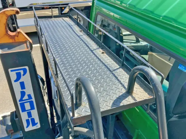 つい立上部の踊り場の状態です。|ＵＤ コンドル TKG-MK38L(2WD)の写真10