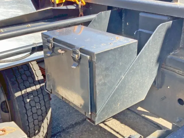 運転席側に工具箱が付いています。|ＵＤ コンドル TKG-MK38L(2WD)の写真12