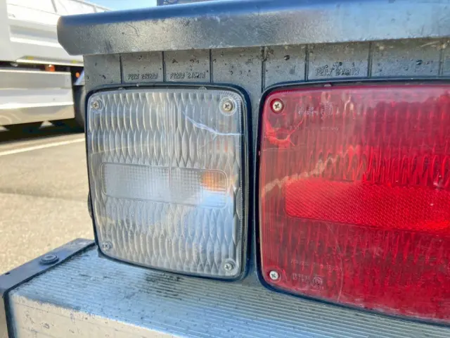助手席側テールランプ・ウインカーレンズに亀裂があります。|日野 プロフィア 2DG-FS1AGEの写真16