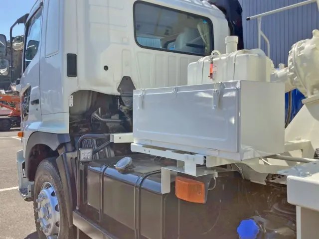 助手席側に工具箱が付いています。|日野 プロフィア 2DG-FS1AGEの写真22