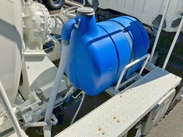 運転席側に水タンクが付いています。|日野 プロフィア 2DG-FS1AGEの写真23