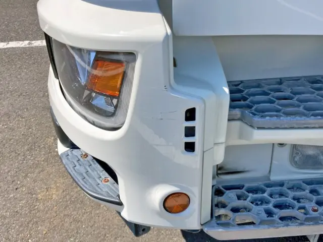 フロントバンパー助手席側にキズがあります。|日野 プロフィア 2DG-FS1AGEの写真29