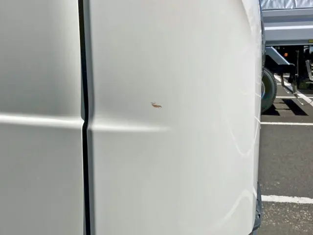 運転席側コーナーパネルにキズがあります。|日野 プロフィア 2DG-FS1AGEの写真30